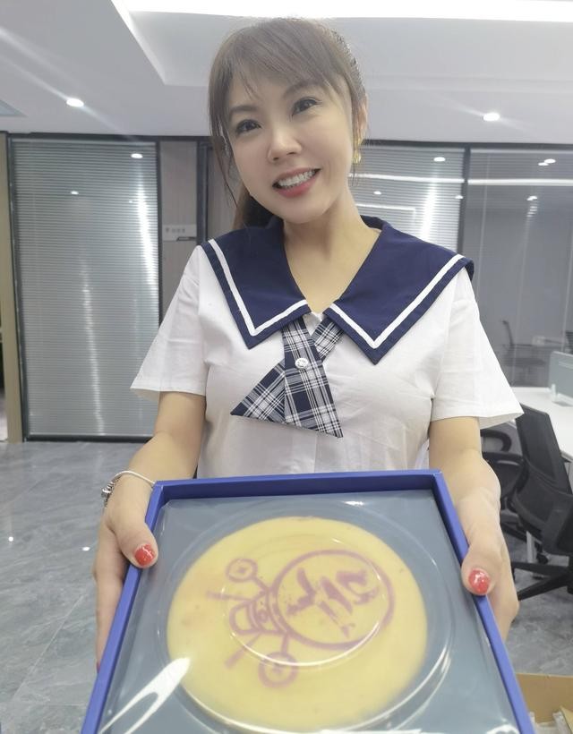 摸腿、陪酒、绝育、自杀，娱乐圈的*规则潜**，“毁”了多少女孩？