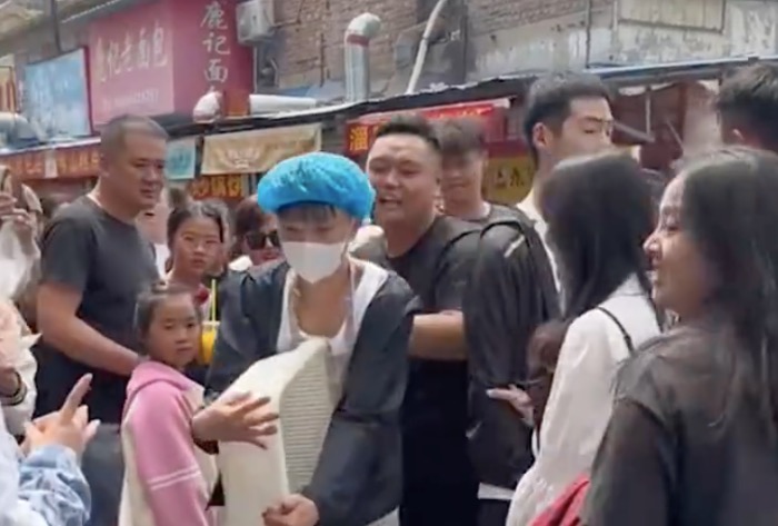 淄博鸭头小哥直播中气到落泪？围而不买的色娘们硬把店“摸”关了