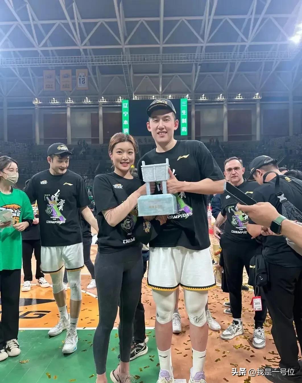 辽篮大赛郭艾伦,辽篮队员在郭艾伦面前秀恩爱