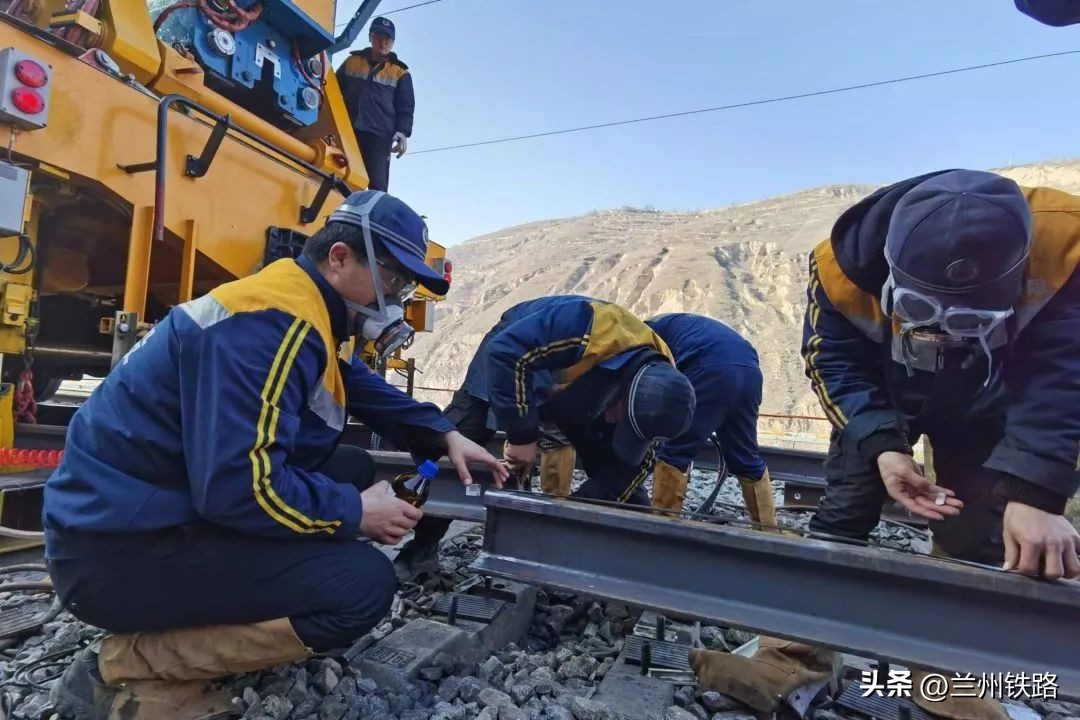 火车车轨怎么焊接,机械焊接铁轨