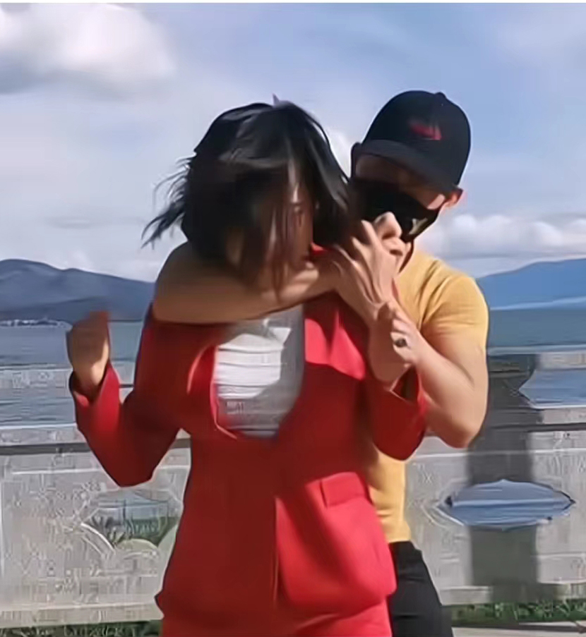 防身术绳子被勒住脖子怎么破解,女人被背后扼颈防身术