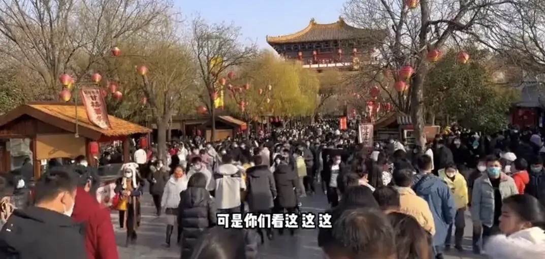 大年初一开封清明上河园人山人海,河南开封清明上河园人山人海航拍