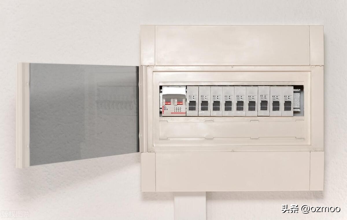 奇怪啦！全屋LED灯微微发亮