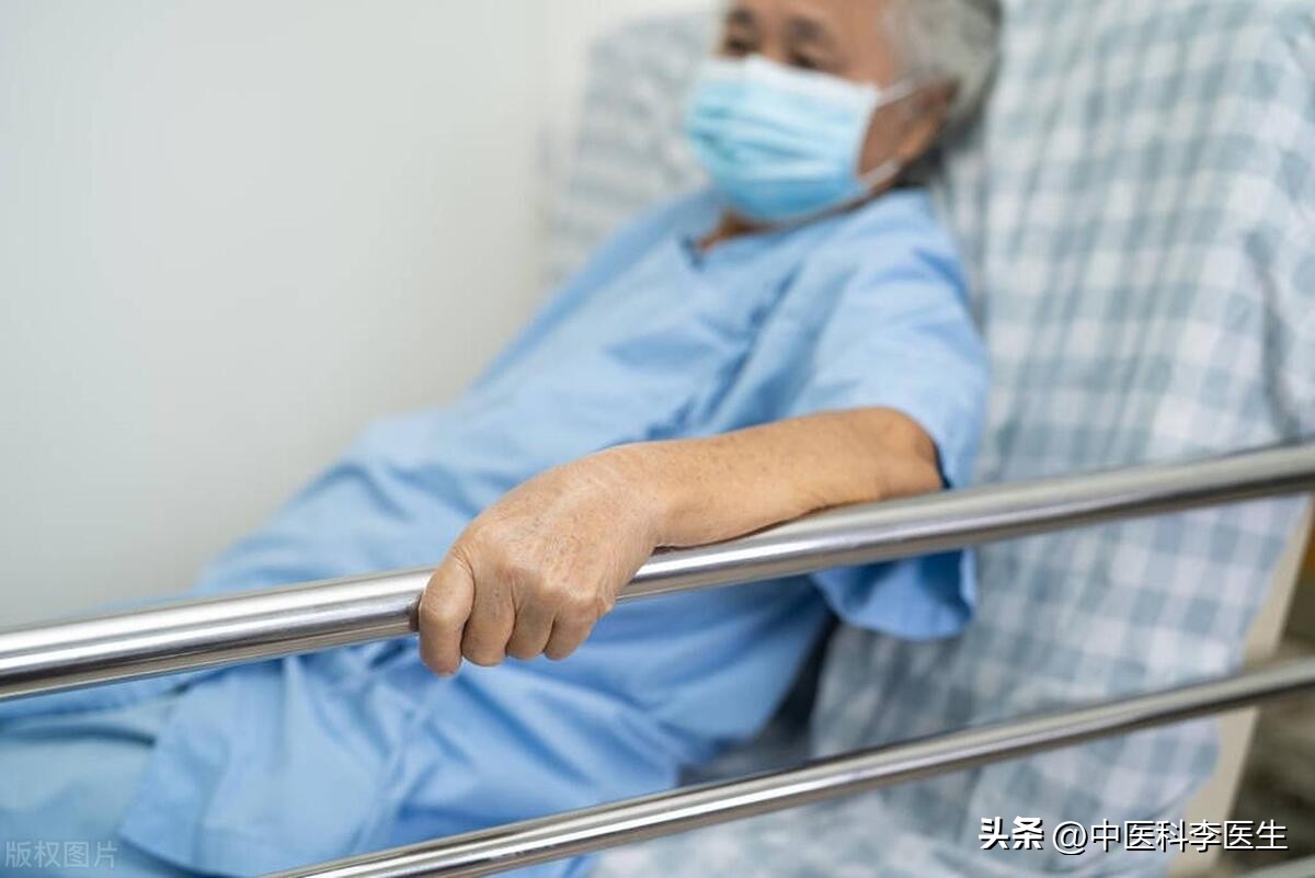 老人癌症晚期有必要治吗,老年人癌症保守治疗还是手术