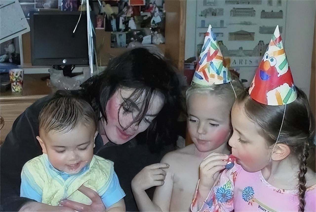 2009年杰克逊去世：长子遗传白癜风，女儿14岁被侵犯，幼子最像他