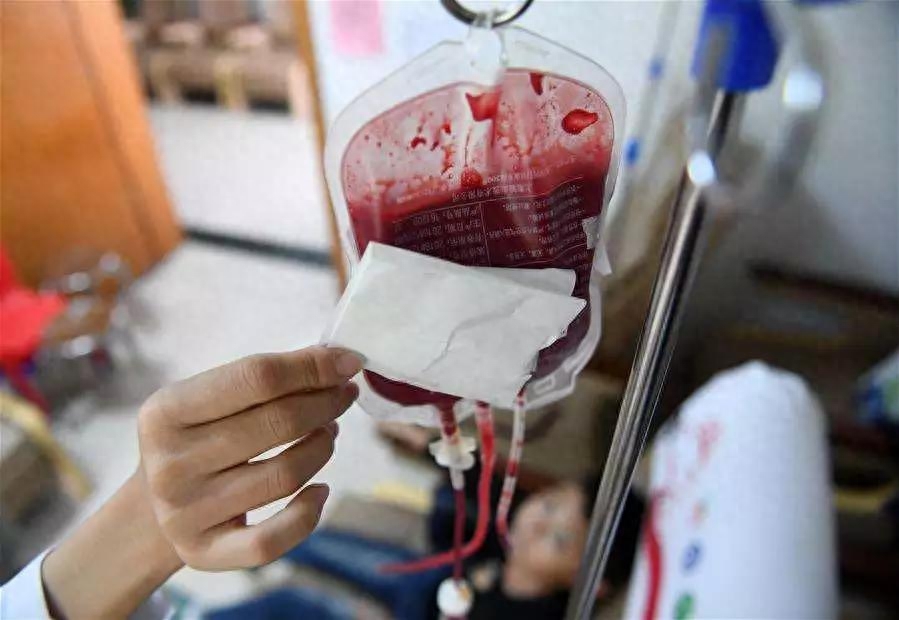 45岁亿万富翁与儿子换血,45岁亿万富豪重回18岁