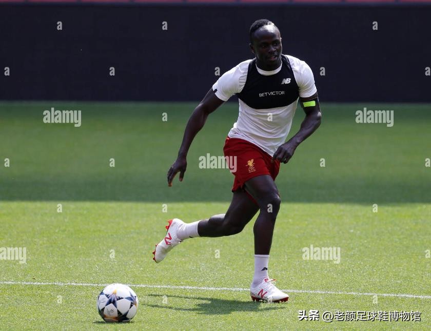 曼联英格兰队双料队长代言，最先将碳板植入足球鞋的品牌是它