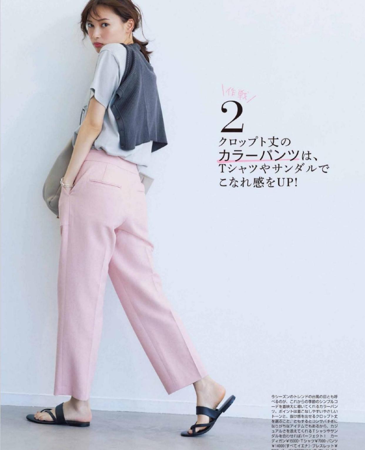 白t恤搭浅蓝色破洞裤子,咖啡色裤子可以搭浅蓝色t恤