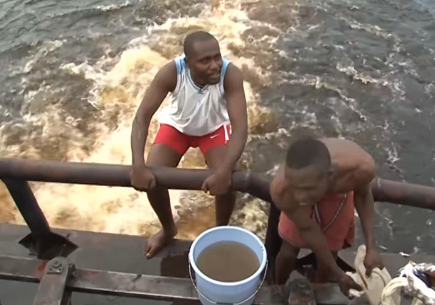 穷国地狱之船！无水无电无厕所，2000人挤爆还在上面生孩子