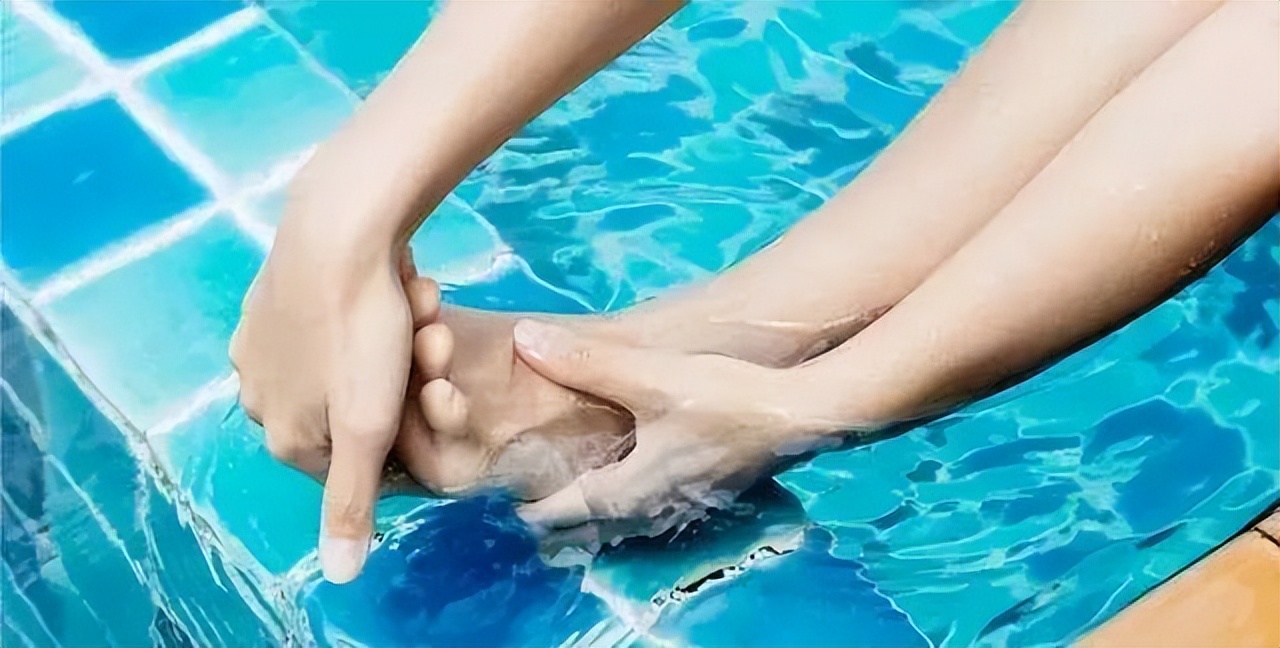 游泳抽筋的正确姿势视频,户外游泳为什么容易抽筋