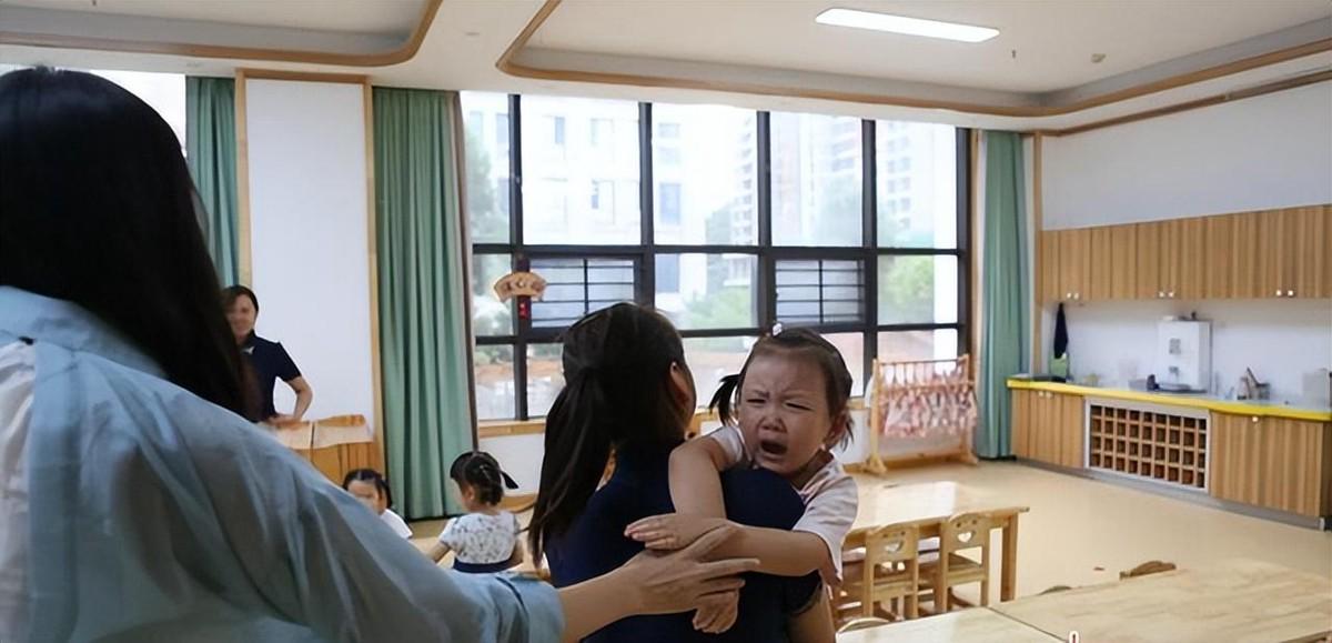 幼儿入园哭闹不想上幼儿园怎么办,幼儿园新生入园哭闹老师哄娃技巧