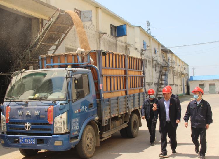 致敬五一农民工坚守岗位,致敬劳动者五一活动