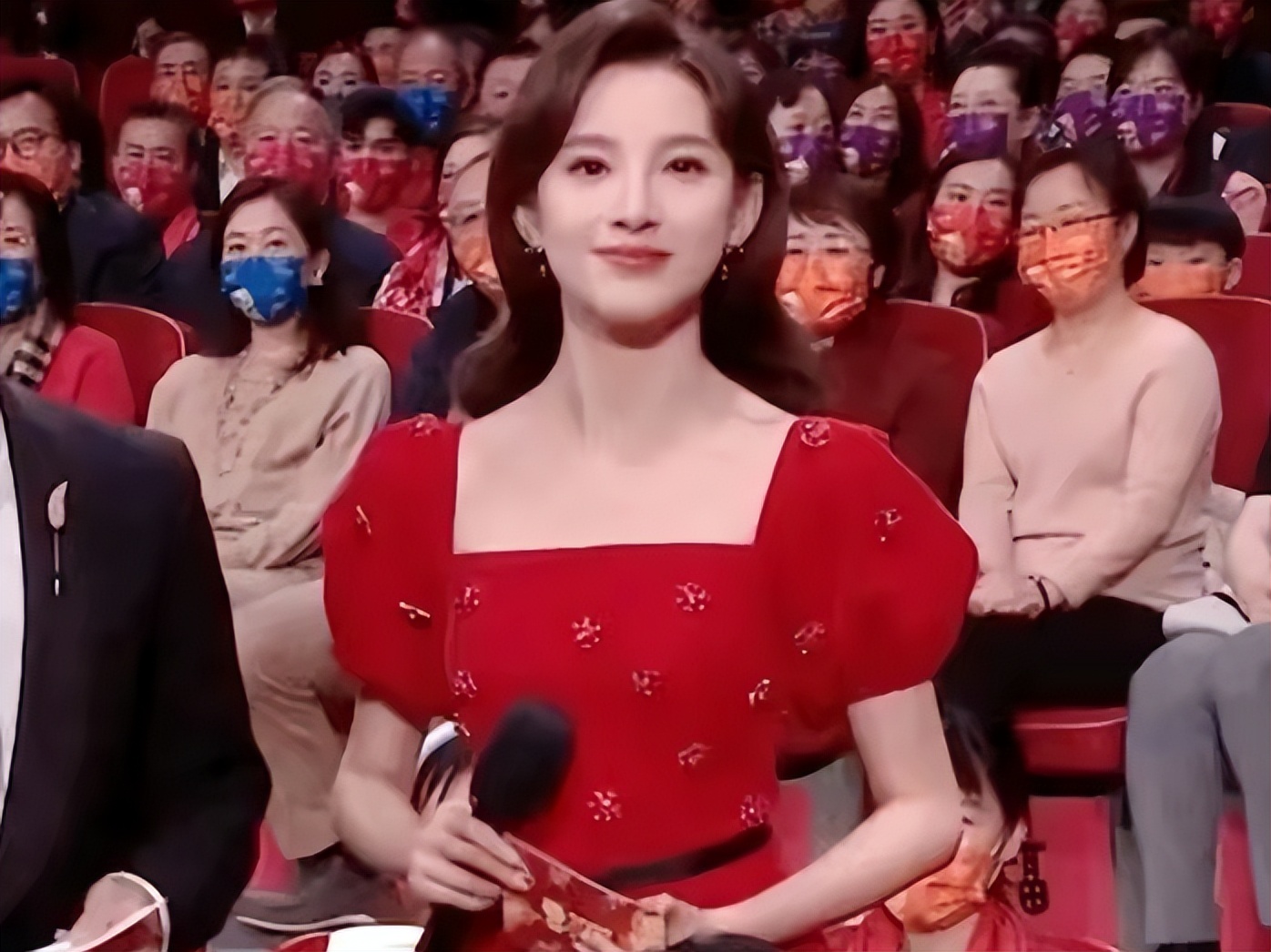 央视女主持人秀身材,央视女主持人惊艳写真