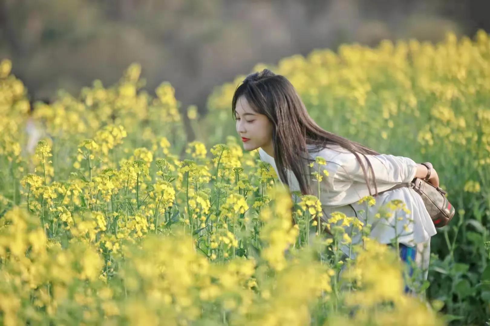 她把手迅速的插进我的裤兜，我当时有点蒙了