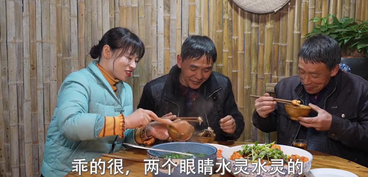 川香秋月打工视频,流水线打工妹逆袭成百亿女首富