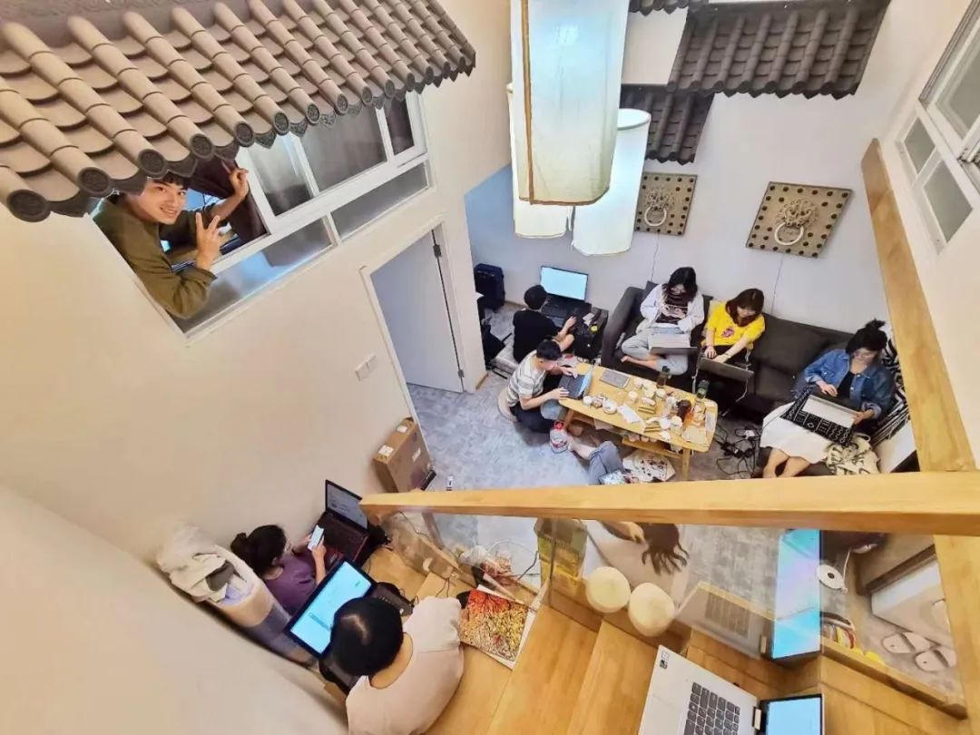 2个北大学霸，在房价10万一平的深圳市中心，造了80座花园