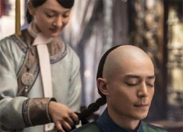 为什么清朝人留辫子前面还剃光头,清朝时候为什么要剃光头留辫子呢