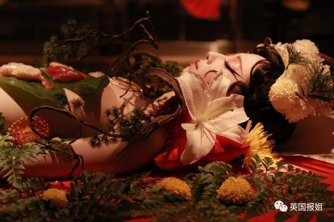 让全裸女模特当餐盘，寿司放身上供宾客享用，9岁女儿也在场