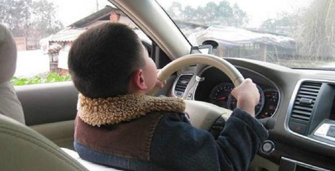 15岁男孩偷开母亲奔驰撞死人逃逸,16岁少年偷开家里汽车撞死人