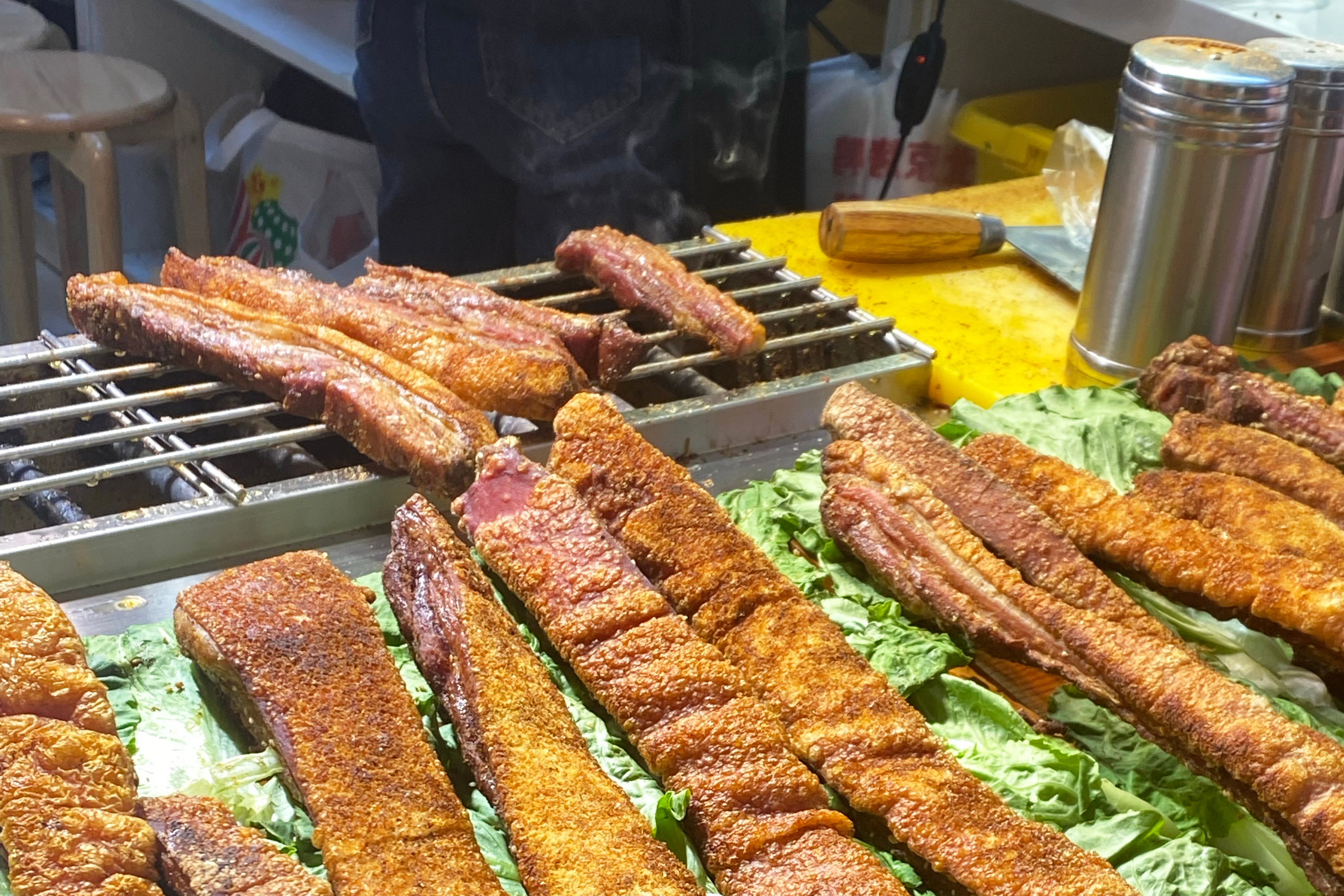 江西爷俩推车卖脆皮五花肉，出摊一星期挣500，网友：不如送外卖