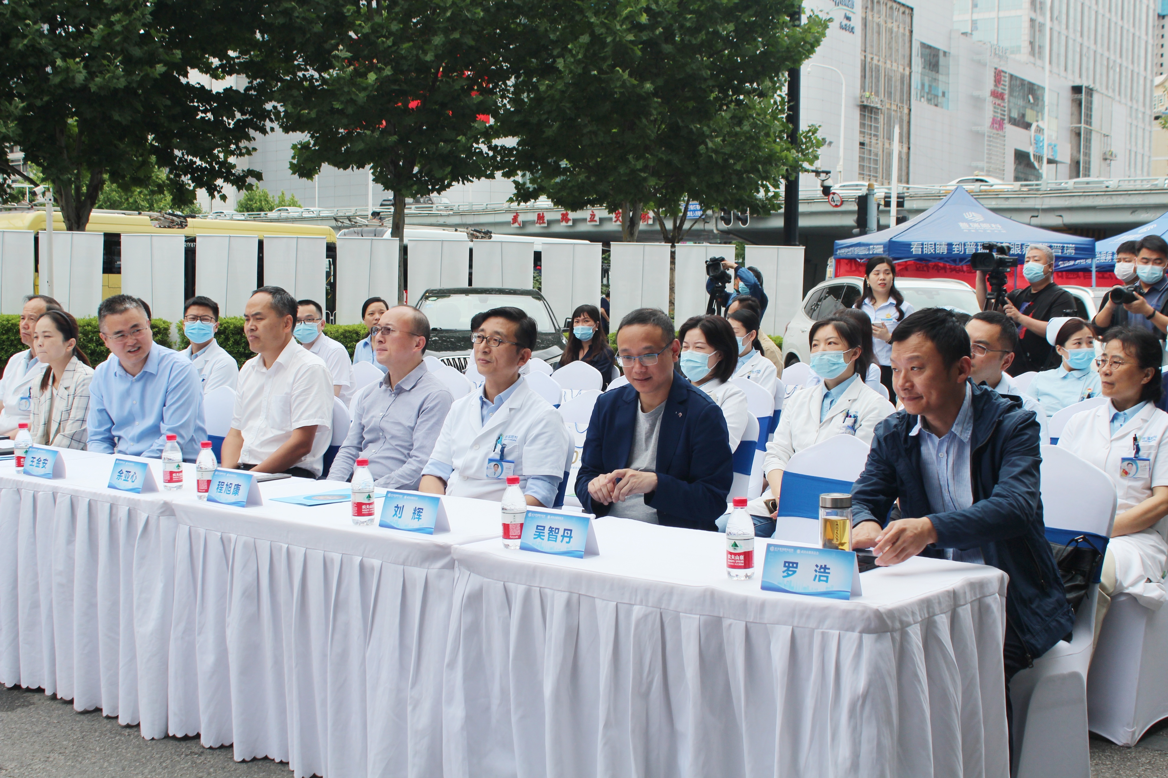 爱眼日眼科公益活动图片,爱眼日乌鲁木齐普瑞眼科医院