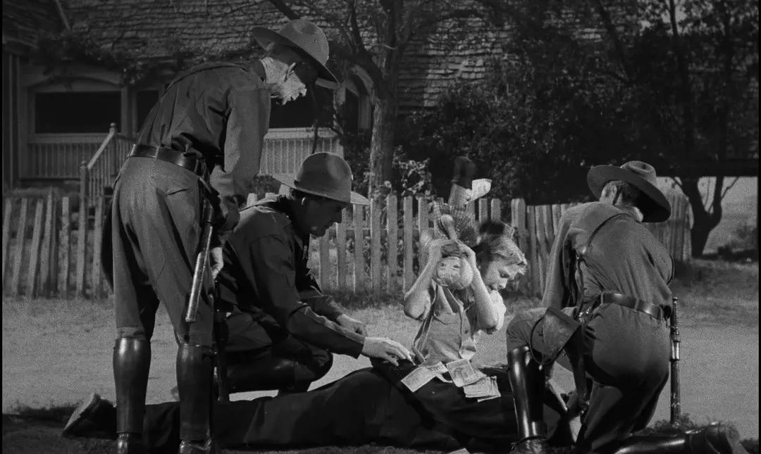 本将赃款藏在布娃娃里，黑心牧师为了钱杀害薇拉，并追杀兄妹俩