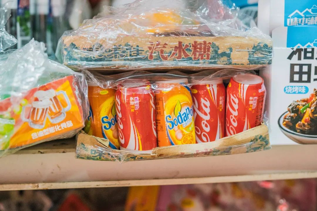 校门口的小店从来没有让人失望,校门口小店生意火爆