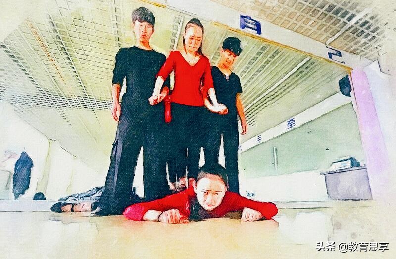 艺考男舞蹈老师给女生压腿争议,舞蹈生压腿痛苦大喊艺考