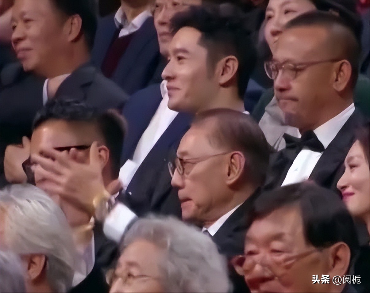 离婚不到一年，吃完黄晓明“红利”的杨颖，又回到了她的“怪圈”