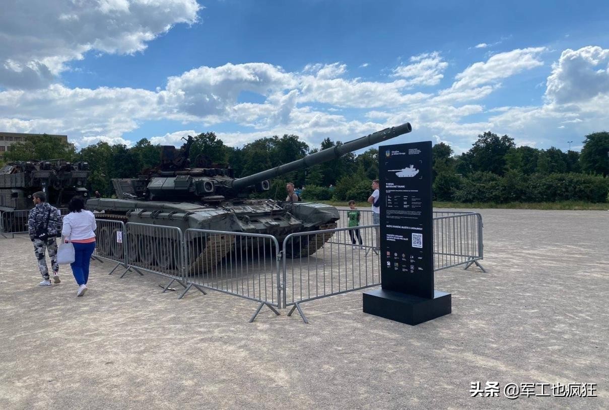 俄罗斯废旧*器武**在捷克展出，法国人意外躺枪遭鄙视