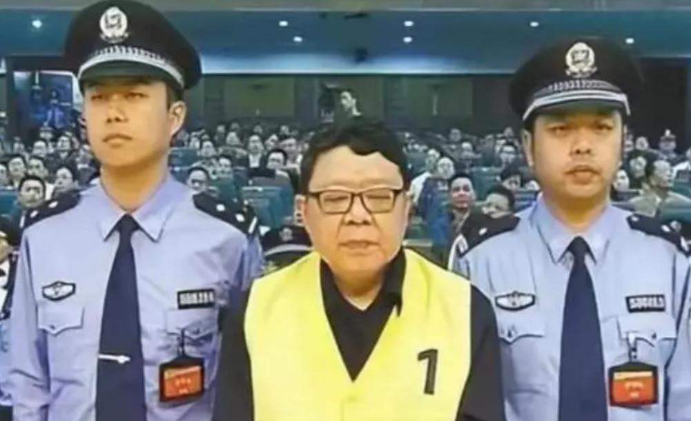 重庆扫黑局长文强：霸占警花十年不许结婚，被捕时家中发现2000万