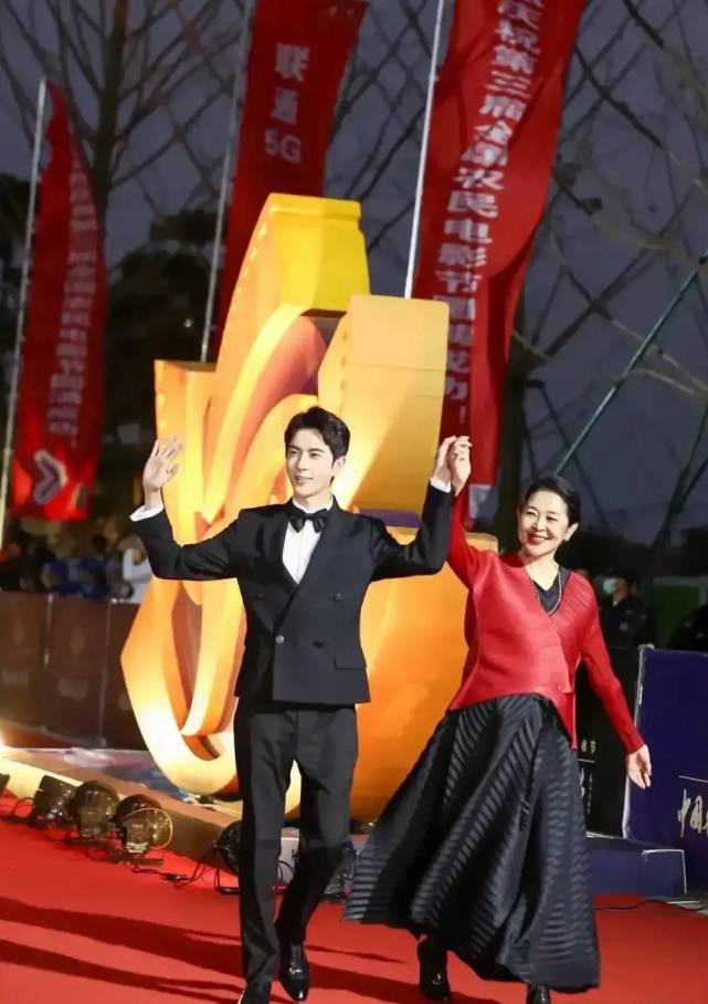 倪萍黑裙,62岁倪萍现身飒气扬雄十足