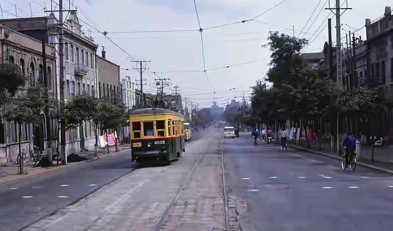 高清老照片：旗人格格大腿岔开豪放洗衣，地主三妻四妾不输女明星