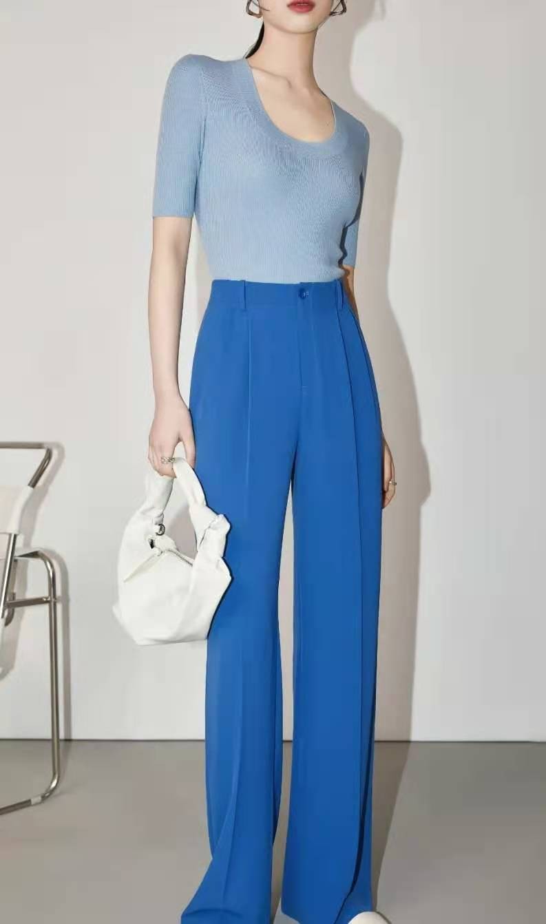 女人尽量少穿黑色衣服,女人到了中年尽量少穿这2个颜色