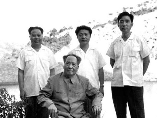 保护毛主席43年的张耀祠，与毛主席扳手腕放水，不料低估主席手劲