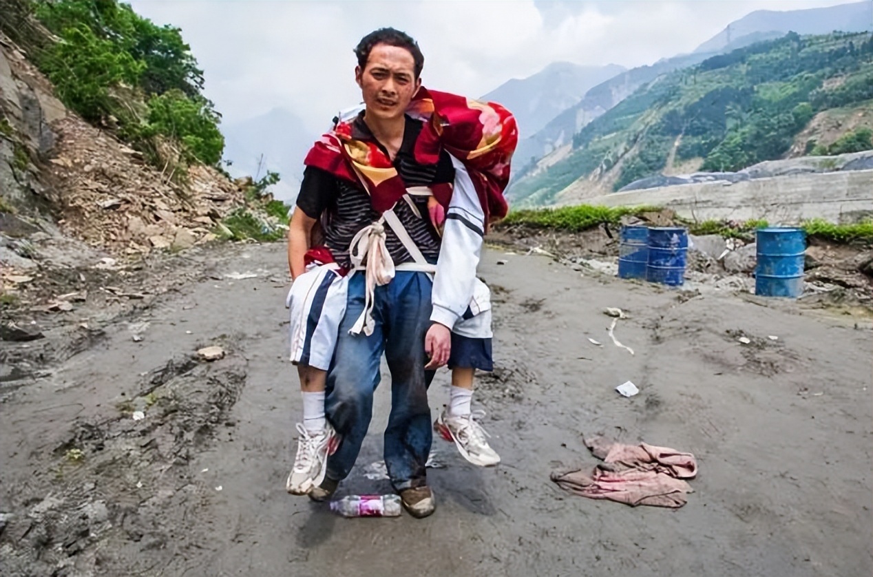 回顾汶川地震的15个感人瞬间,汶川地震的感人瞬间