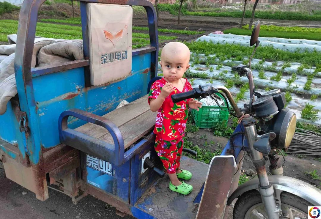 孩子得知爷爷去世崩溃哭泣,女孩得知姥爷去世后大哭