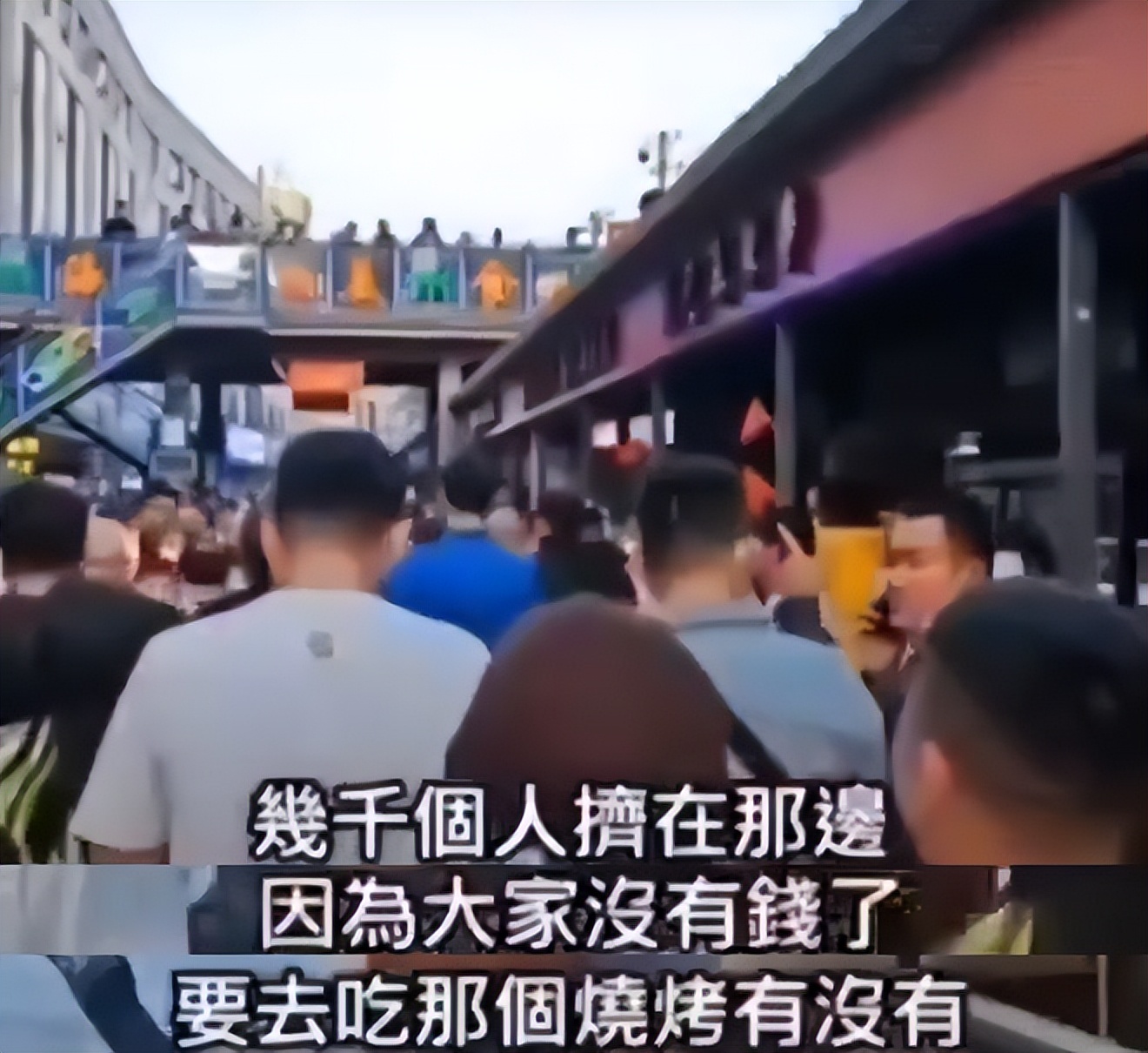 中国球迷拥抱梅西名场面,中国球迷抱梅西国外报到