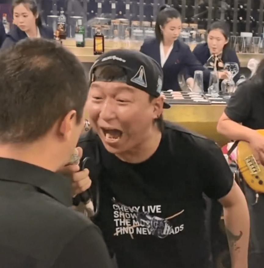 陈羽凡坐着轮椅唱歌,陈羽凡露面唱冷酷到底