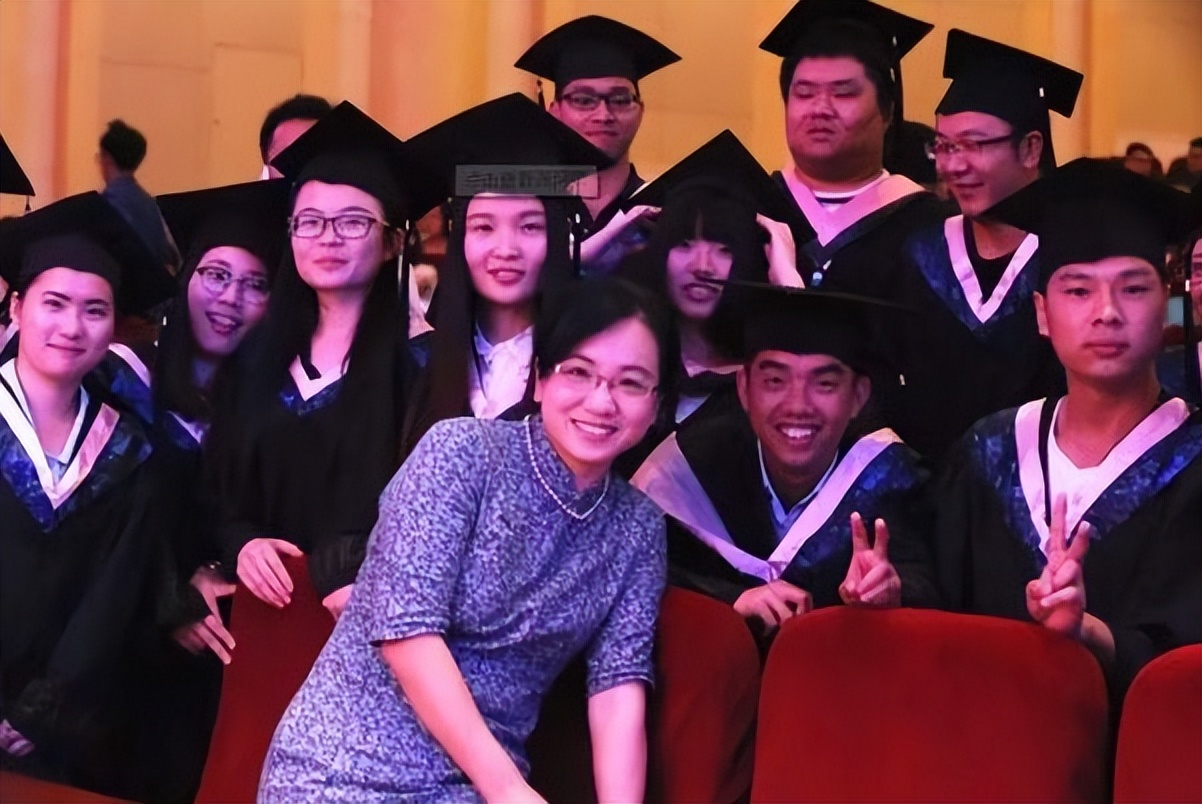 985高校教师晒出工资条，看到公积金金额后，与中小学教师差距大