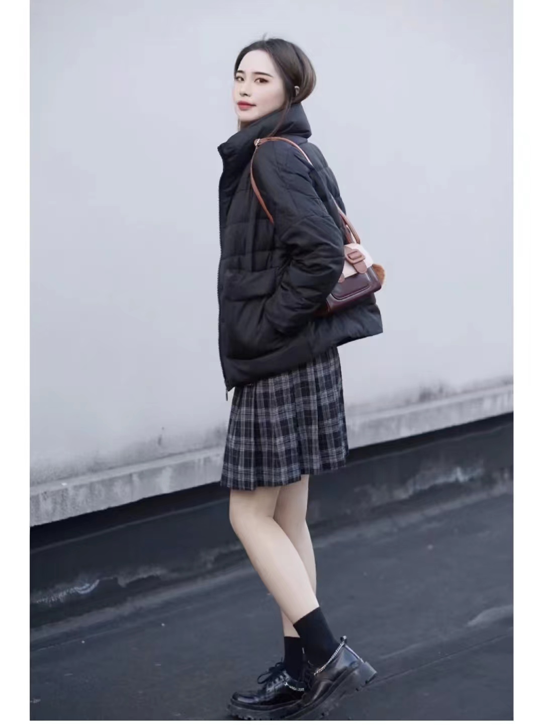 浅蓝色羽绒服怎样搭配黑色半身裙,短款白色羽绒服的最佳搭配半身裙