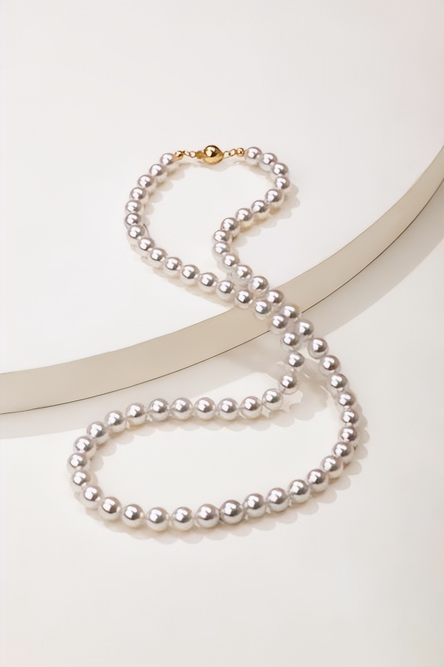 英国女王的珍珠项链是海水珍珠吗,英国女王都有哪些珠宝首饰呢