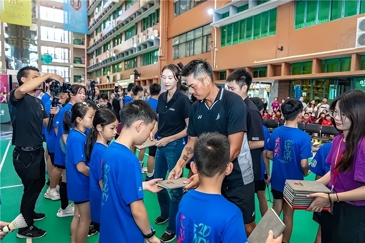 林丹生涯赚了多少钱,林丹当了多久的世界第一