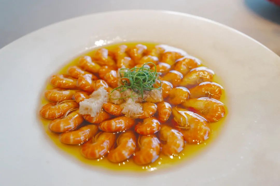 配备一星米其林黑珍珠餐厅,比米其林黑珍珠高端的餐厅