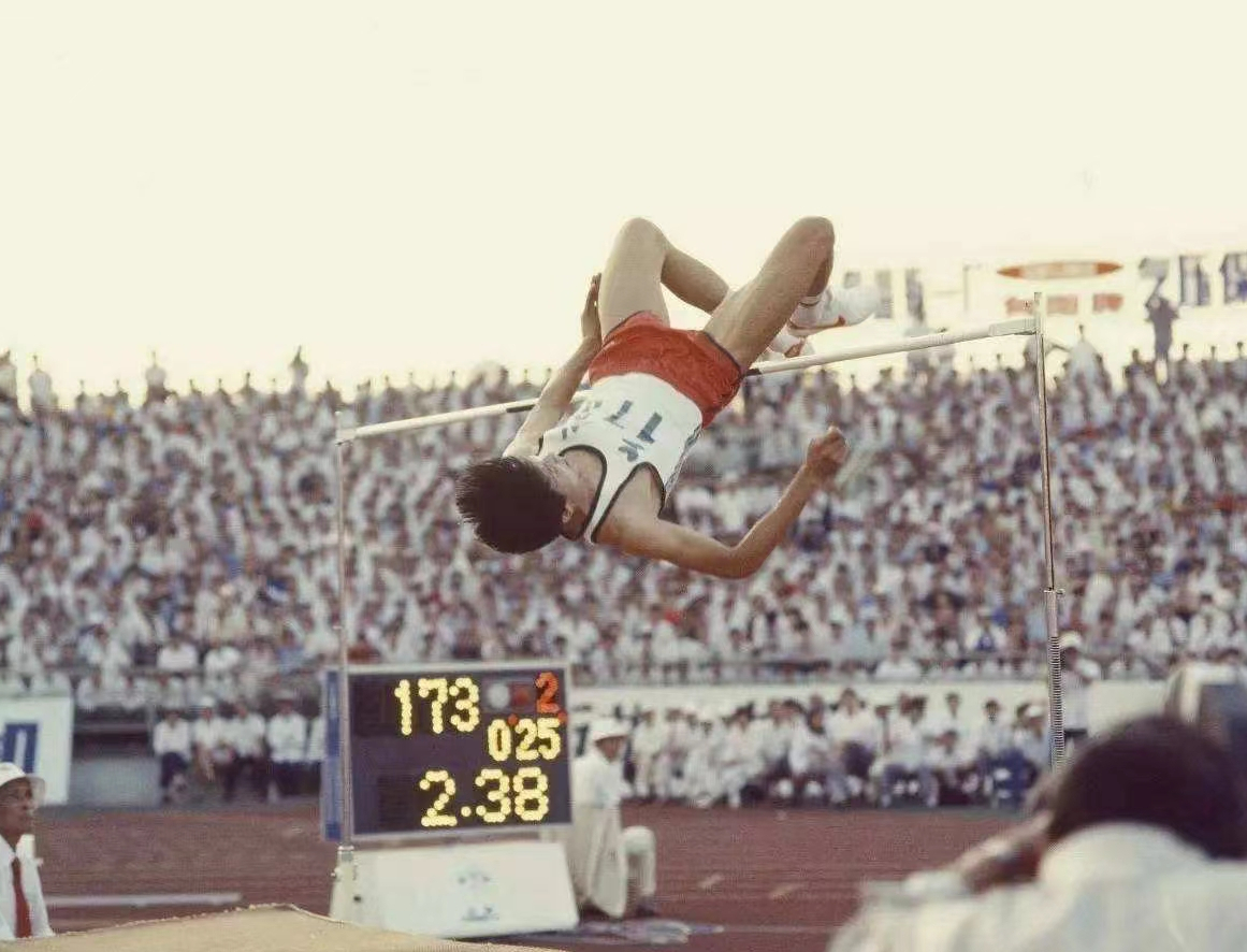 跳高国王朱建华：三次打破世界纪录，却因奥运丢冠遭羞辱被迫退役