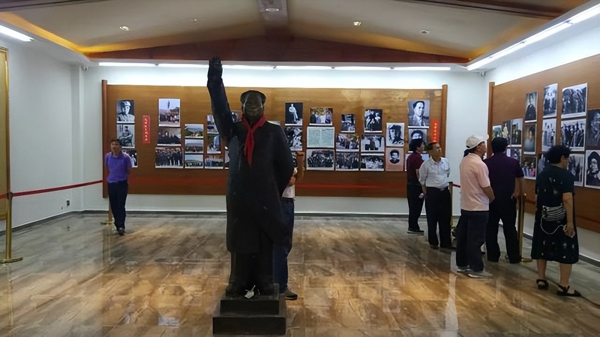 干部发现山头长得像毛主席，孔令华初见落泪，李讷感叹：太像了