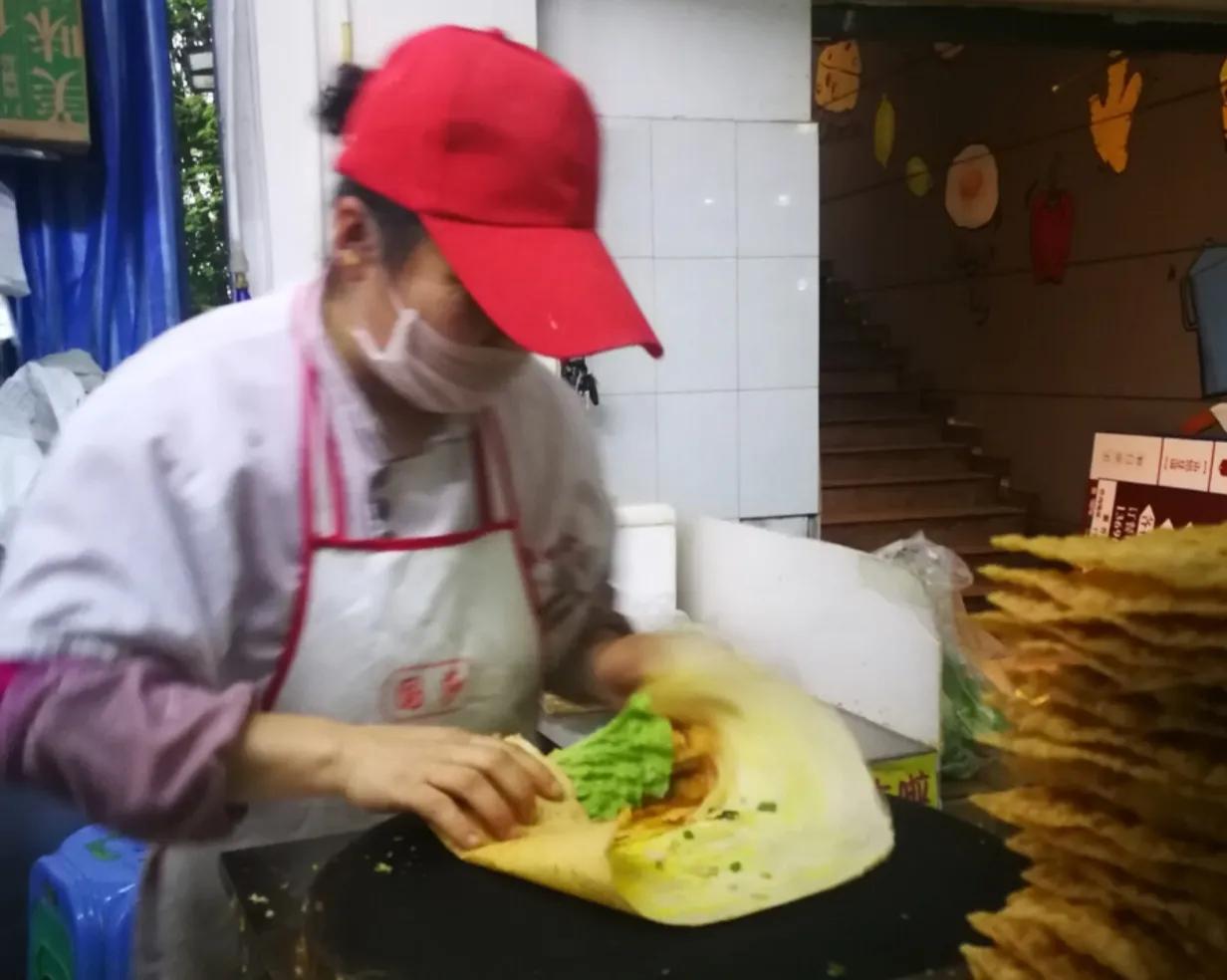 90后出摊卖煎饼月收入5万,一个人卖煎饼怎样月入上万的