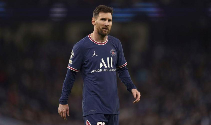 英媒评足坛历史百大球星,莱万评欧洲杯最佳阵容