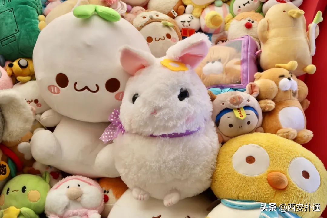 最近很火的夹娃娃机,夹娃娃机超大手办