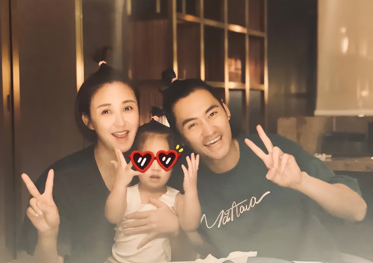 童星关凌感染新冠，自曝持续高烧嗓子哑到失声，还没有食欲脸通红